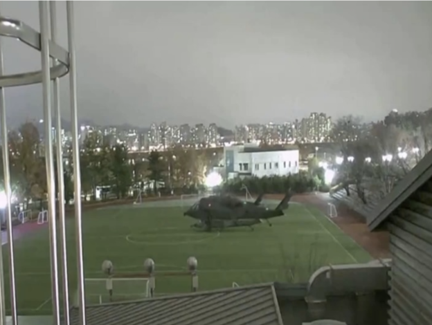 监控视频记录韩国军队进入国会瞬间