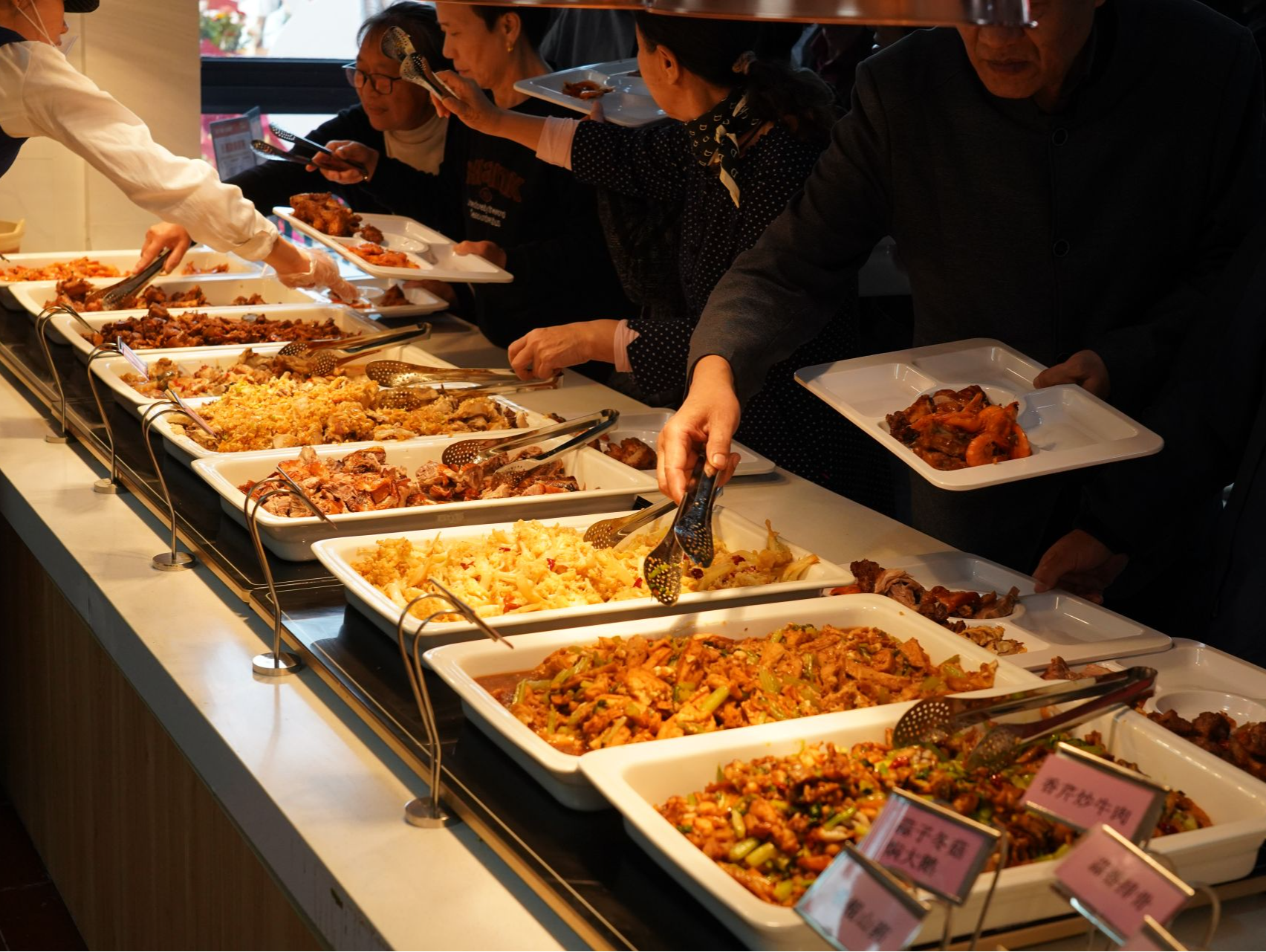 深铁社区食堂开业，为全市首个保障性住房社区食堂