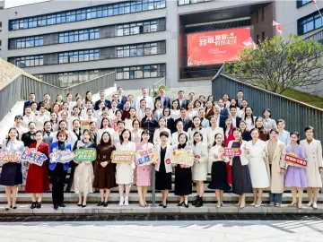 晶报特别报道 | 爱上那些“打败时间”的班主任