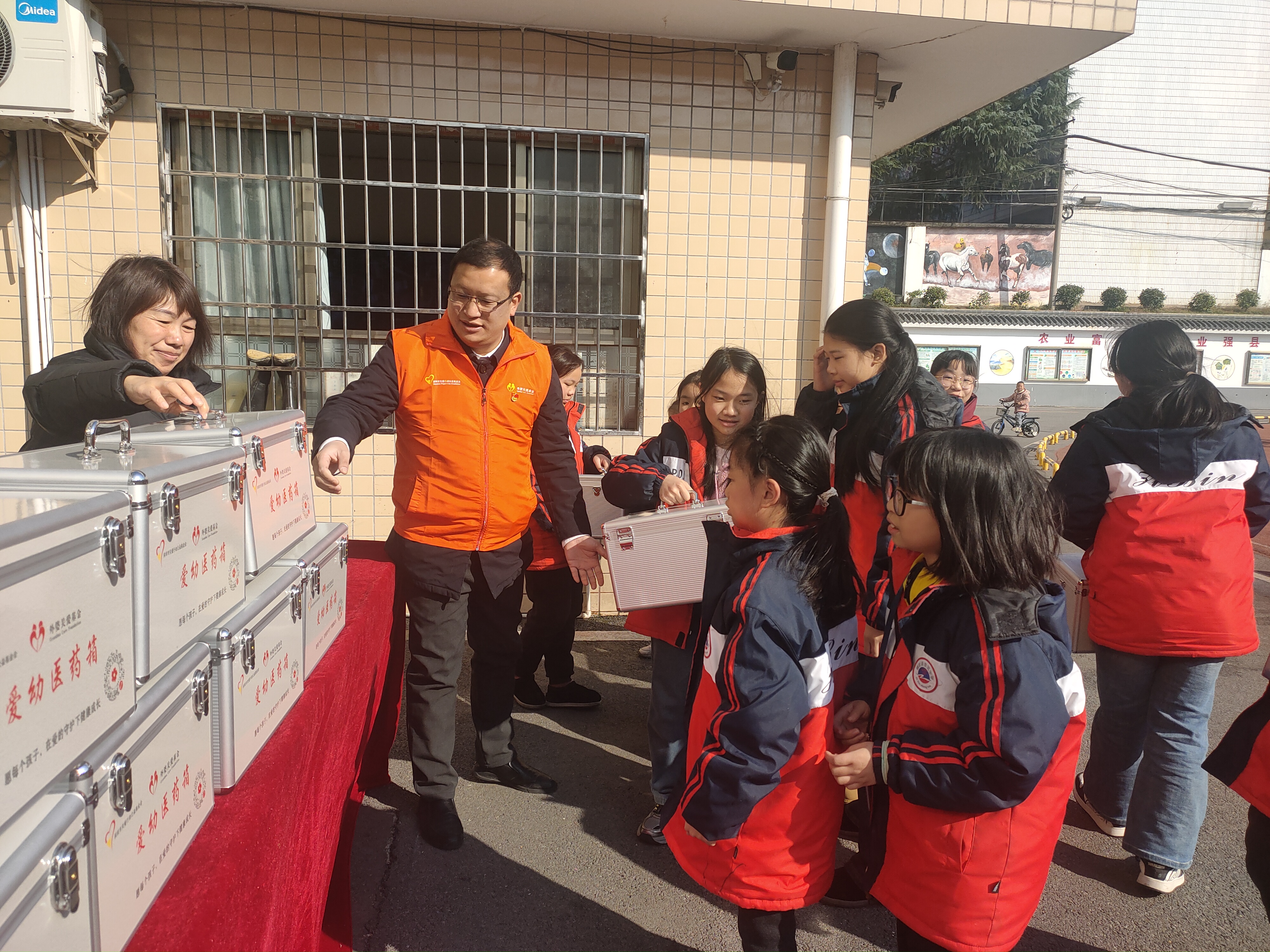 深圳市关爱行动公益基金会·外婆关爱基金向资滨中学捐赠爱幼医药箱