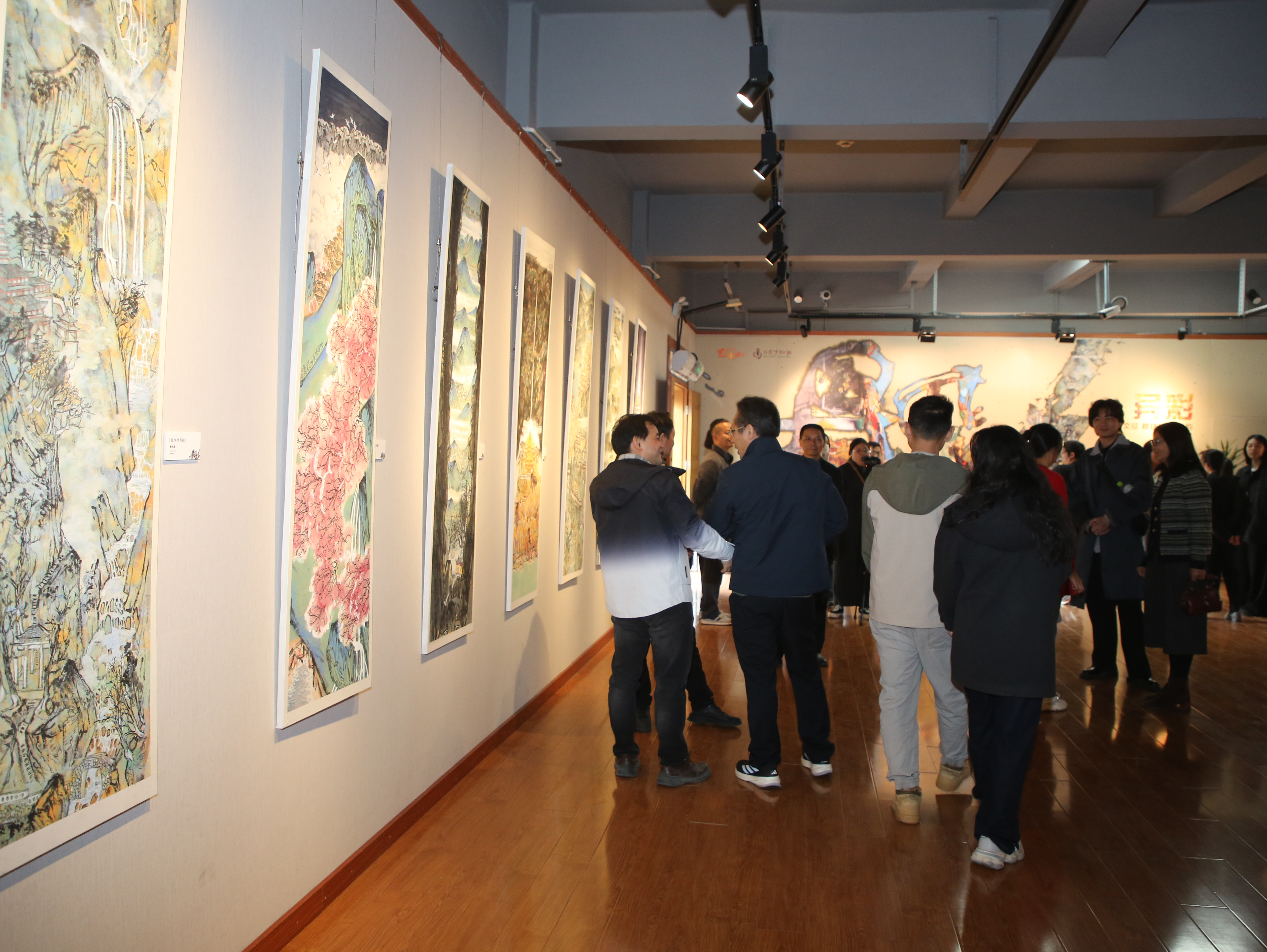 “异彩”探索美术创作新视角，文征、赖铁骢、黄雪韵三人展开幕