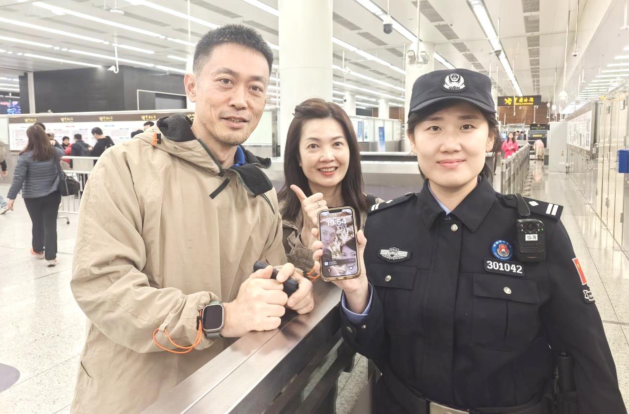“机”不可失！皇岗边检站民警助外籍旅客及时找回手机获赞