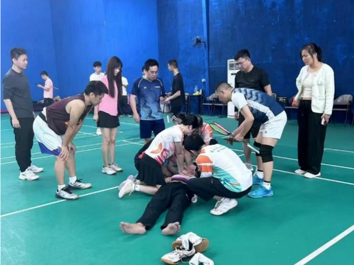 （重）“教科书式”急救！男子打球时心脏骤停，深圳羽毛球馆上演“生死时速”