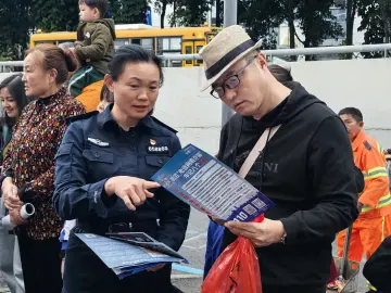 兰花社区开展“识诈·漆扇·变脸”传统文化与现代防范融合活动
