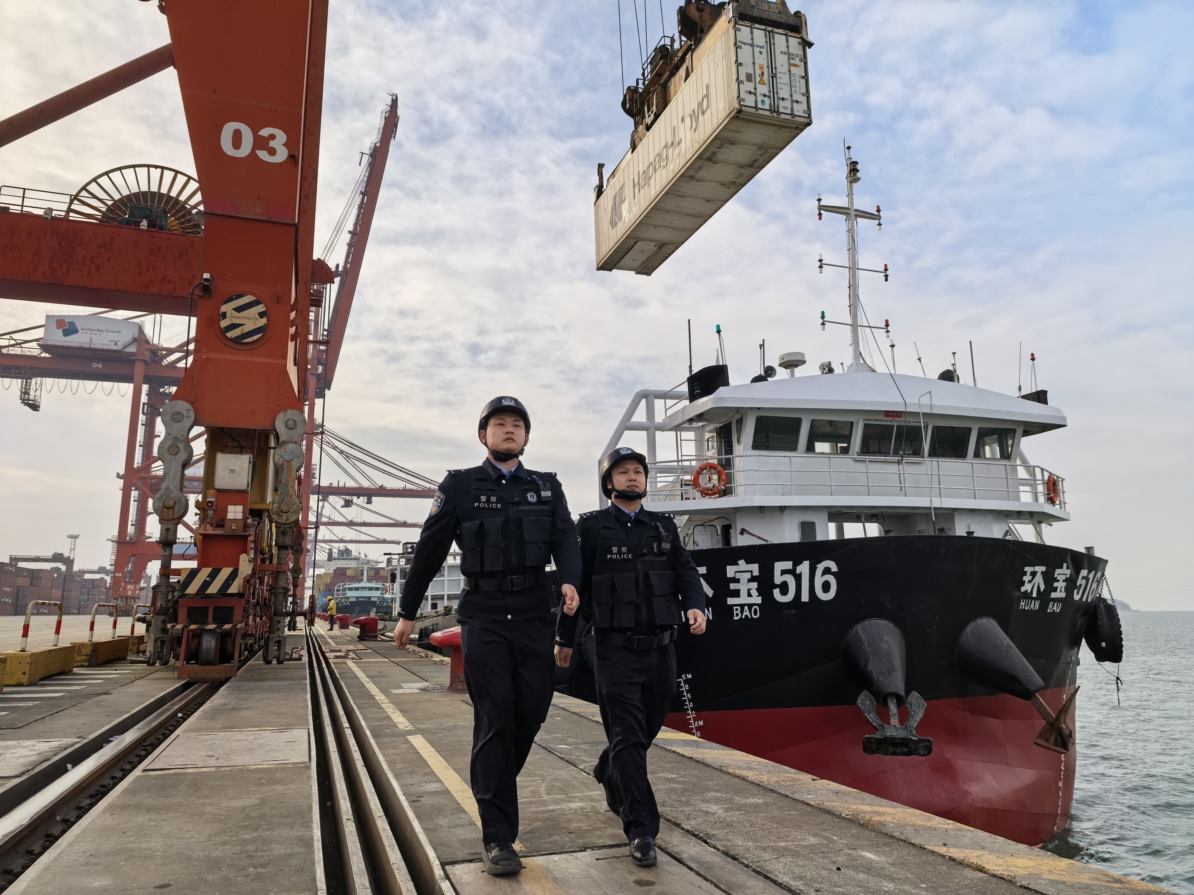 首批进口车厘子抵深 蛇口边检高效查验助货船快速通关