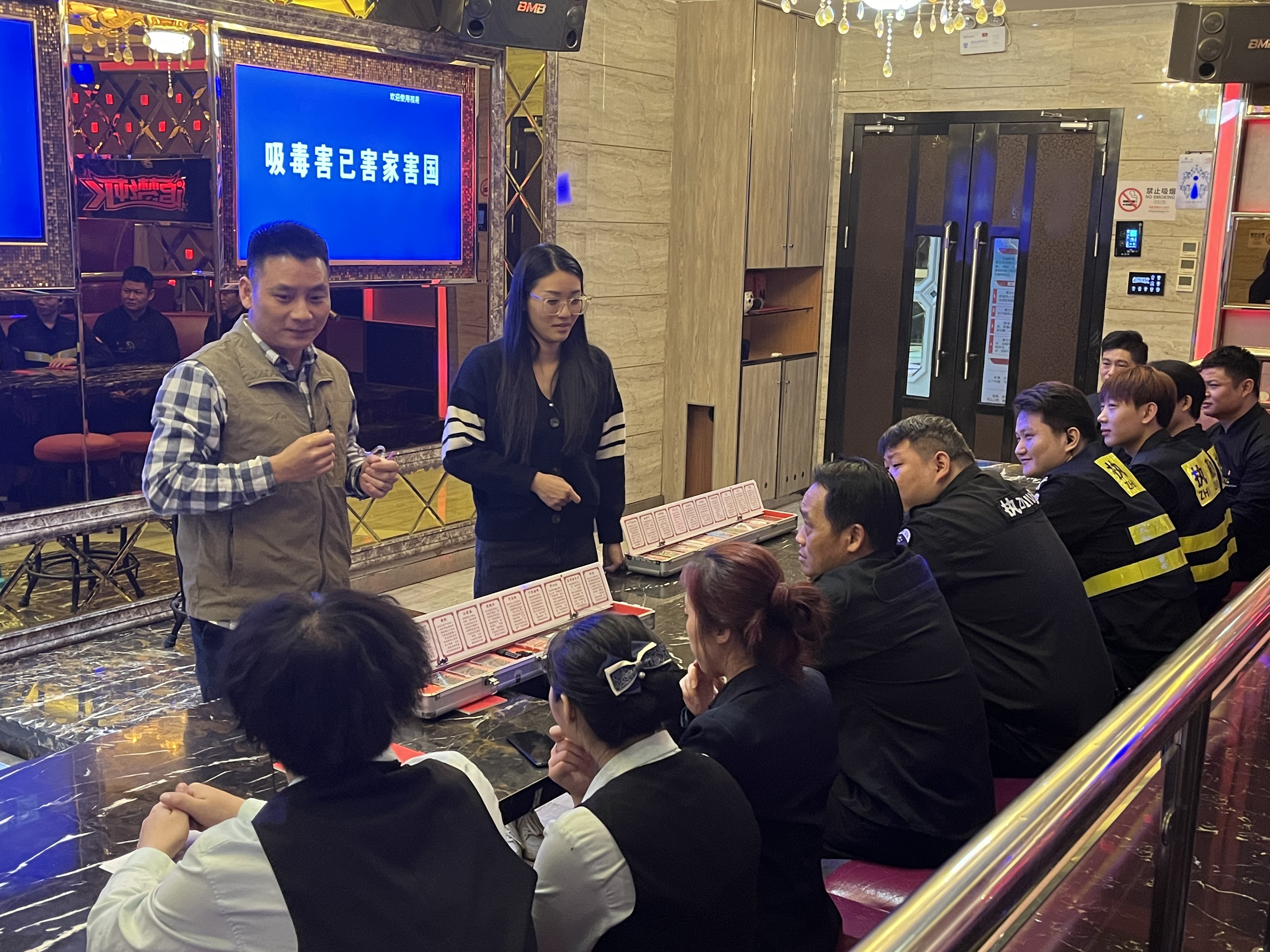 坪山街道禁毒宣传走进娱乐场所