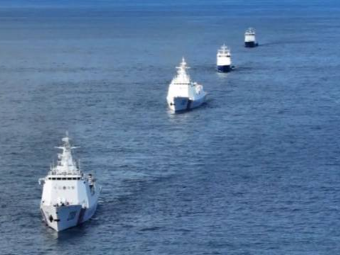 中国海警局新闻发言人就菲船只企图侵闯黄岩岛领海发表谈话