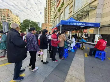 翠平社区开展“医” 心为民·健康同行义诊活动