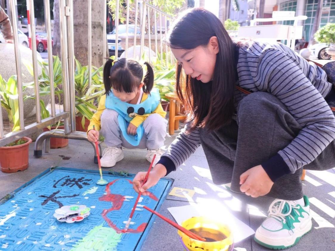 井盖变“景盖”！创意涂鸦为沙头街道“井”上添“画”，扮靓社区人居环境