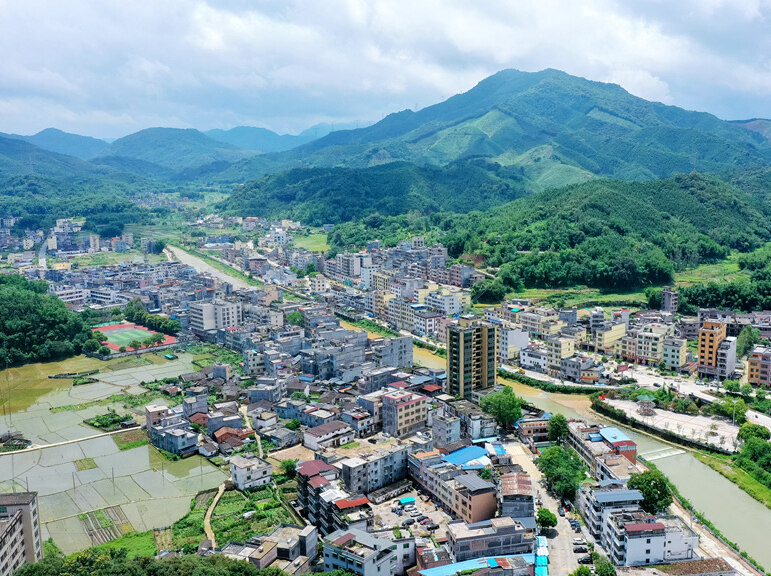 龙门地派建设山水康养度假小镇