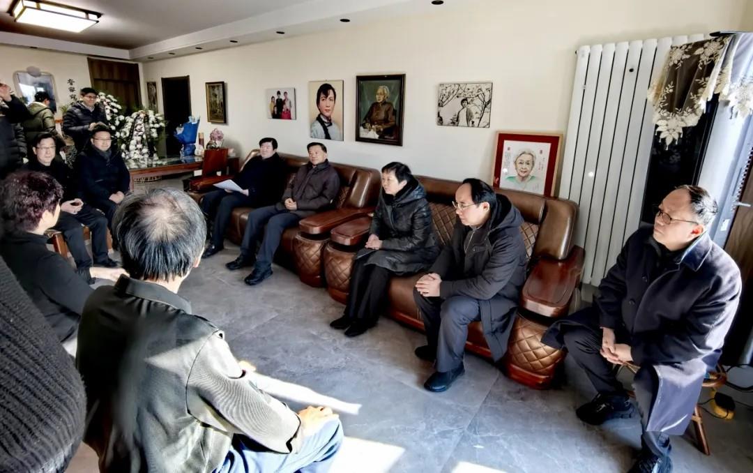 中宣部中国文联领导慰问谢芳家人 