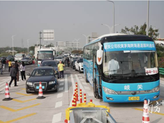 首辆车通过！黄茅海跨海通道正式开通试运营