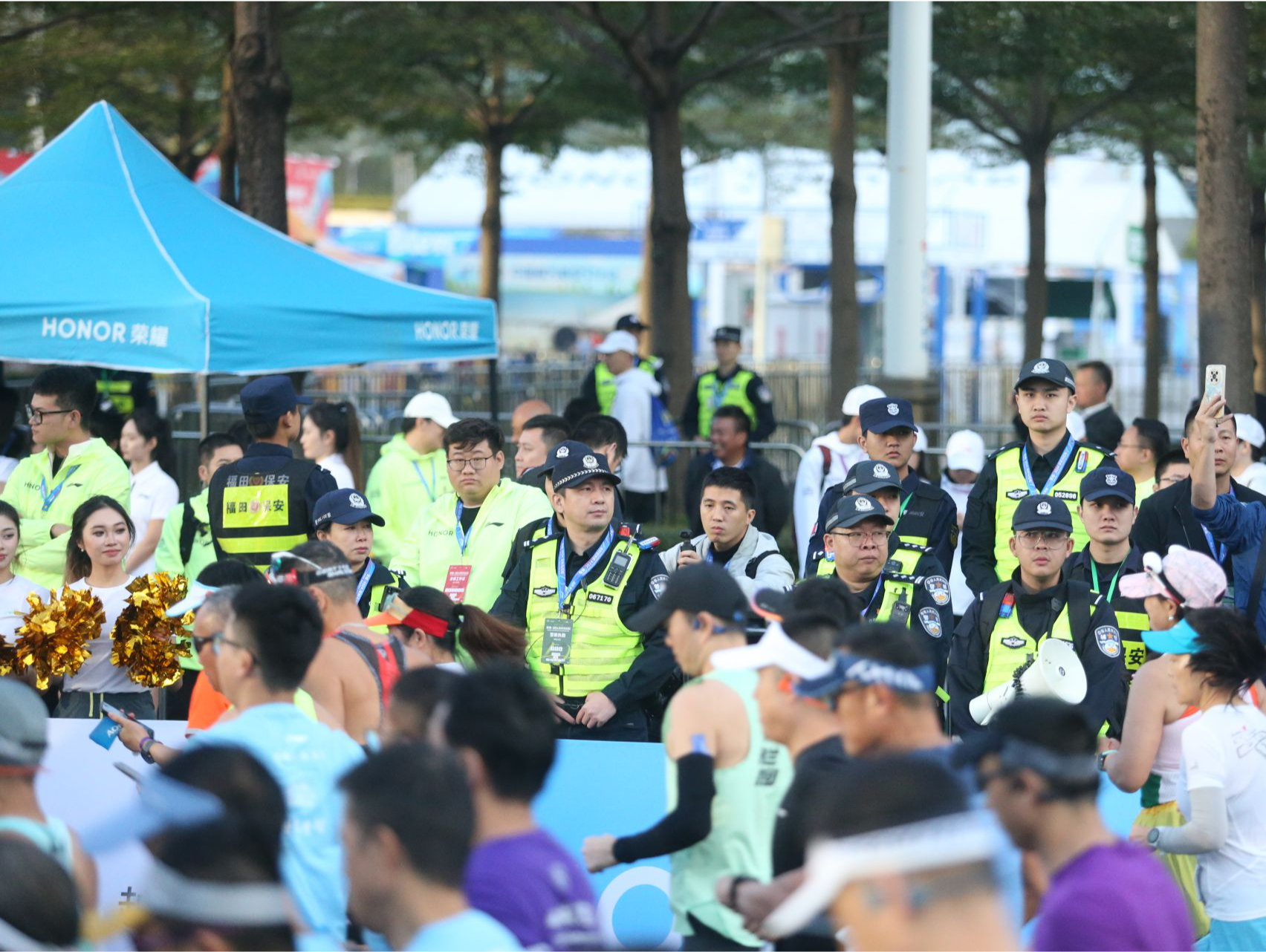 深马2万参赛者开跑，深圳公安万余警力护航平安