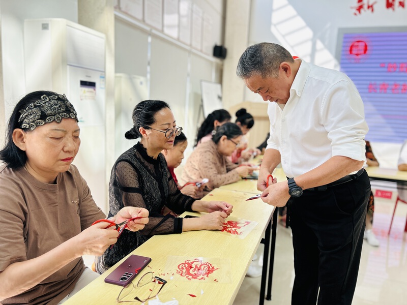 “公益活动一旦做了，就上瘾了” 龙华七旬老人免费教剪纸，12年从未间断