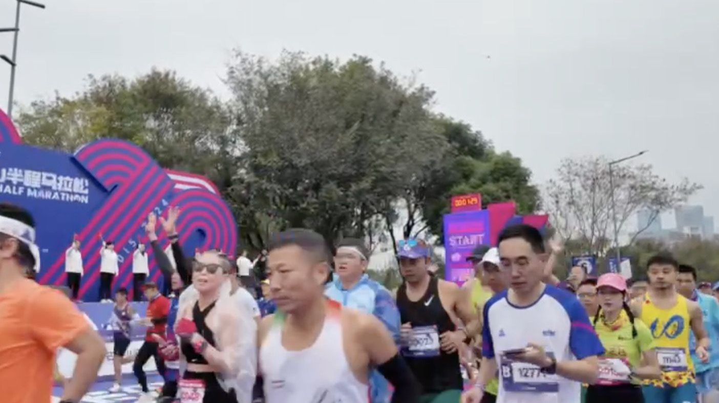 2万人开跑！林丹、王柳懿、王芊懿现身2024南山半马现场