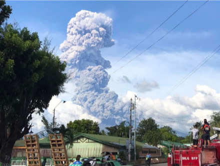 菲律宾坎拉翁火山喷发 灰柱达3000米