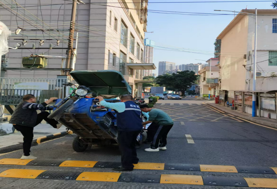 松岗网格员迅速援手传递城市温情
