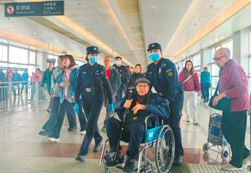 寒潮来袭，皇岗边检站民警口岸暖心救助不停歇