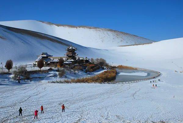 甘肃省敦煌市鸣沙山月牙泉雪景如画。人民网-甘肃频道 张晓亮 摄