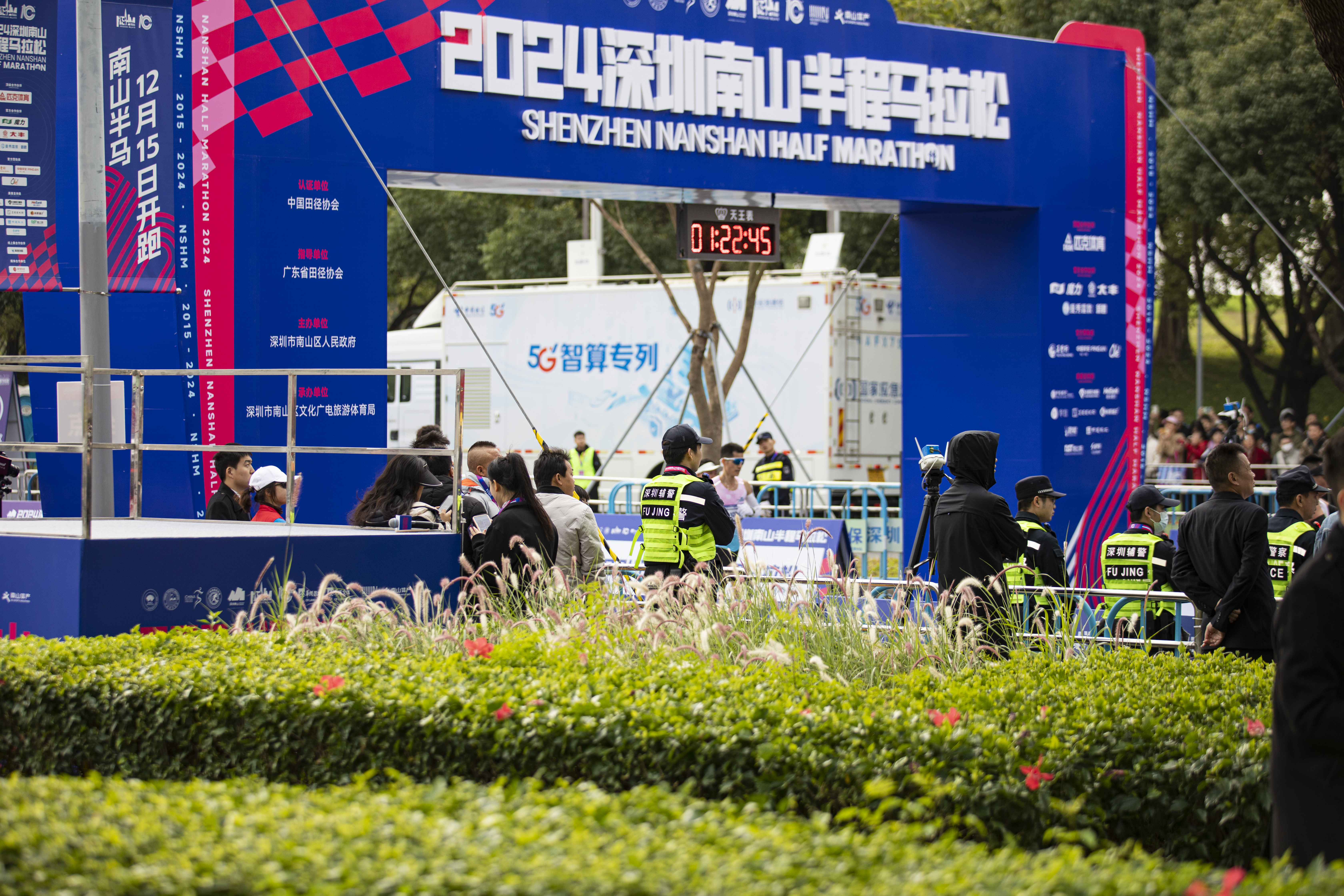 十年奔跑，一路有“警”，深圳南山公安全力护航南山半马安全顺利