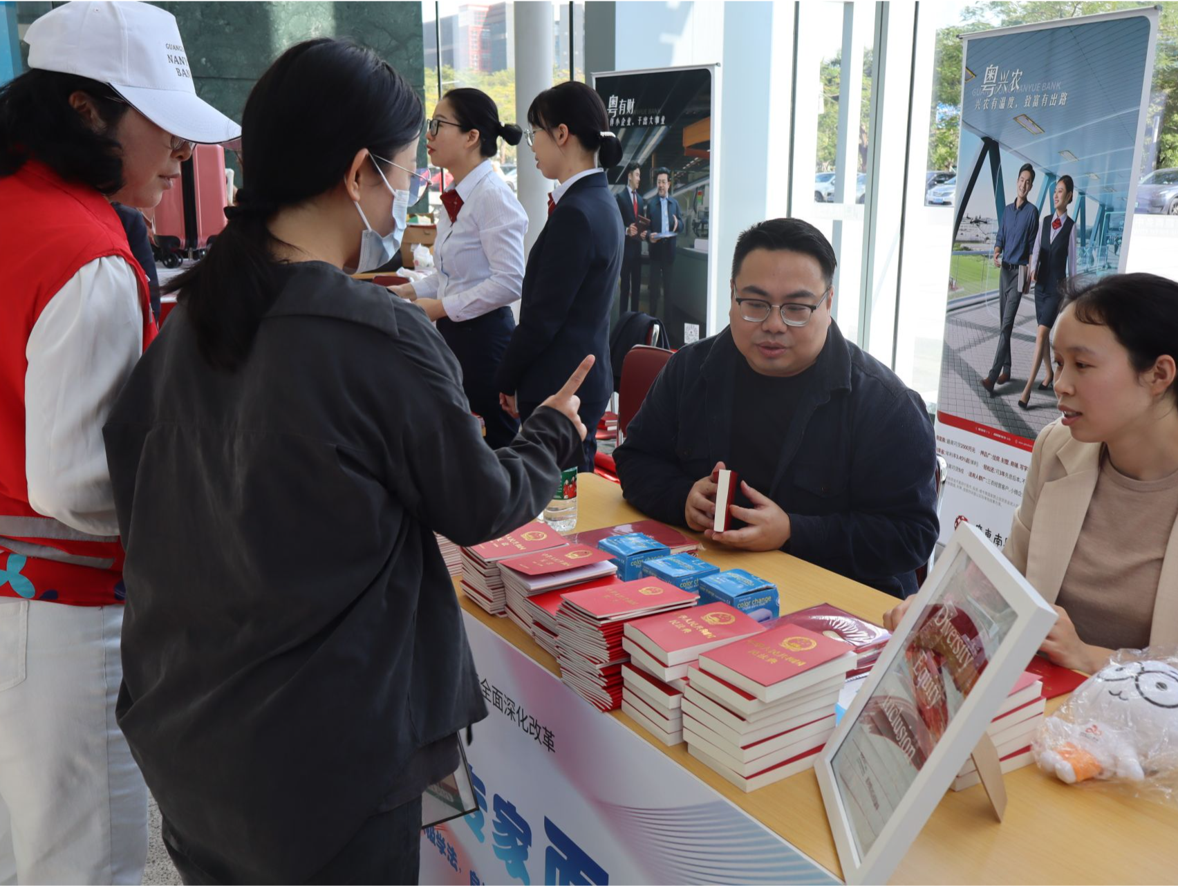 宪法宣传周丨立法联系点进写字楼宣传宪法侨法，照亮福田CBD法治之路