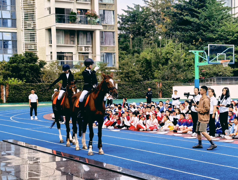 马术表演亮相荔园外国语小学本部运动会