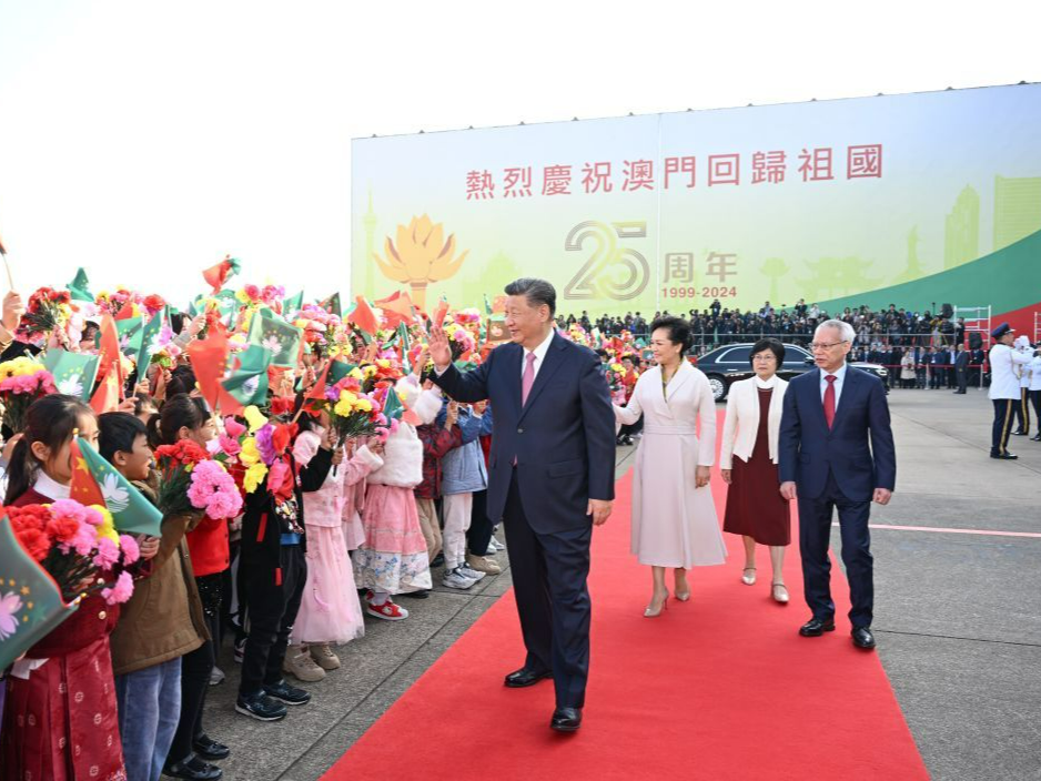 圆满结束在澳门各项活动 习近平离开澳门