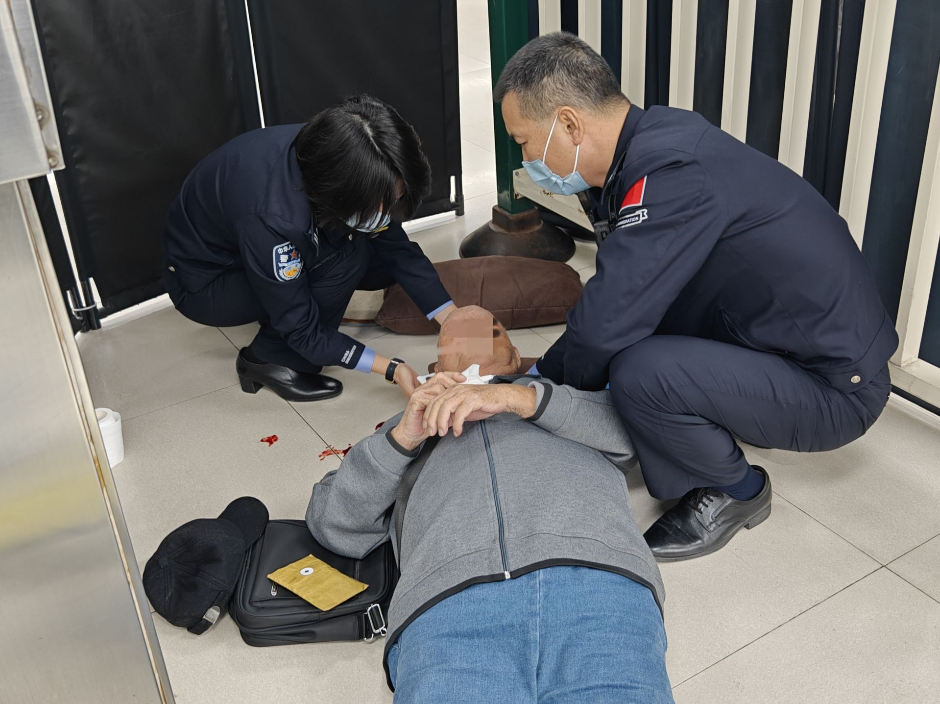 争分夺秒！94岁香港老人摔倒血流不止，边检民警开“绿道”接力送医