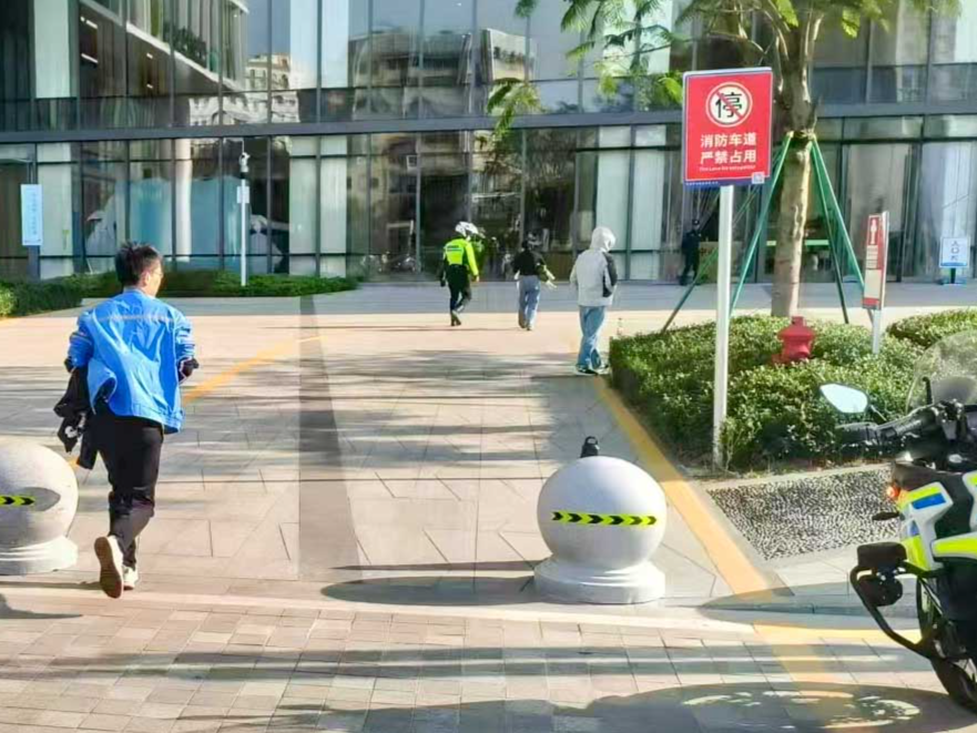 争分夺秒“抢”时间，龙华交警紧急护送受伤孩童就医