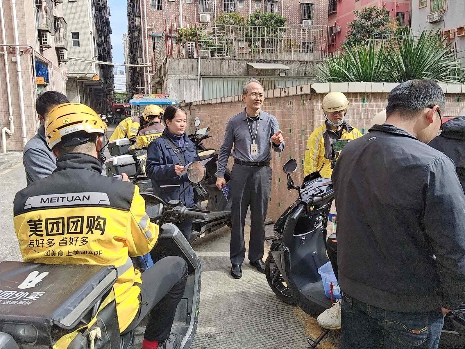 光明区凤凰街道组织外卖骑手参加“幸福大家谈”
