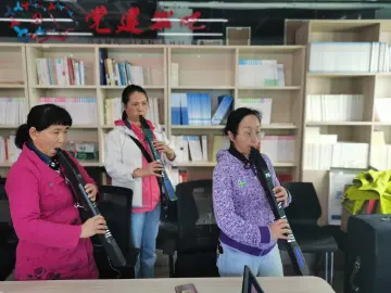 翠竹社区开展“以管为乐 乐享银龄”电吹管公益课 