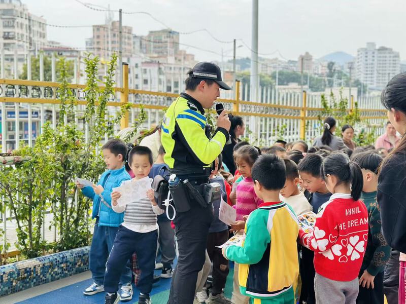 龙华交警大队走进幼儿园开展交通宣传活动