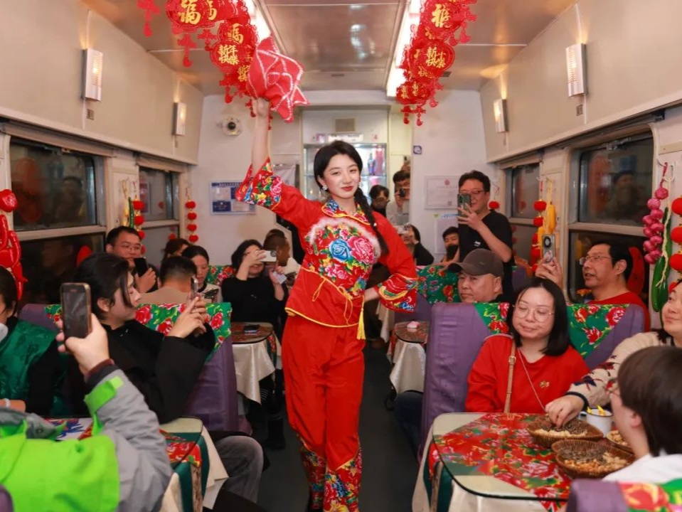 穿大花袄扭秧歌！网友：被这趟车的东北味“硬控”了