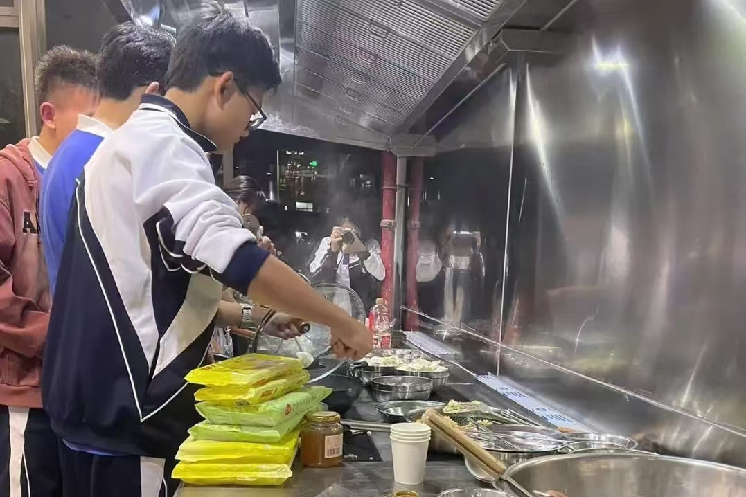 冬至前夕，深大附属实验中学里举行了一场特别的“厨房派对”