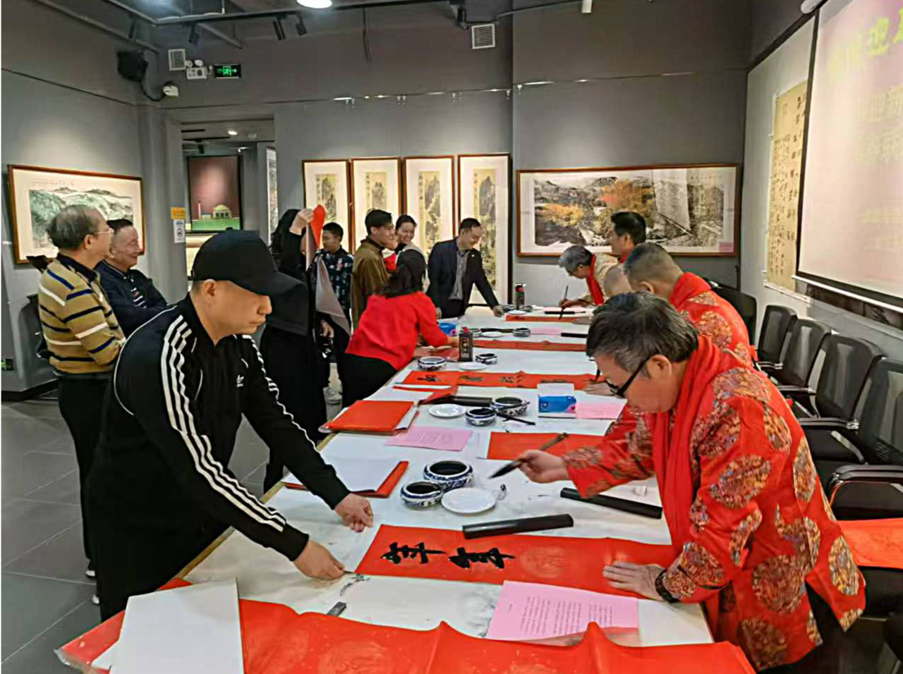 合正艺术博物馆举办“第七届迎新春走基层进社区写春联送祝福”活动