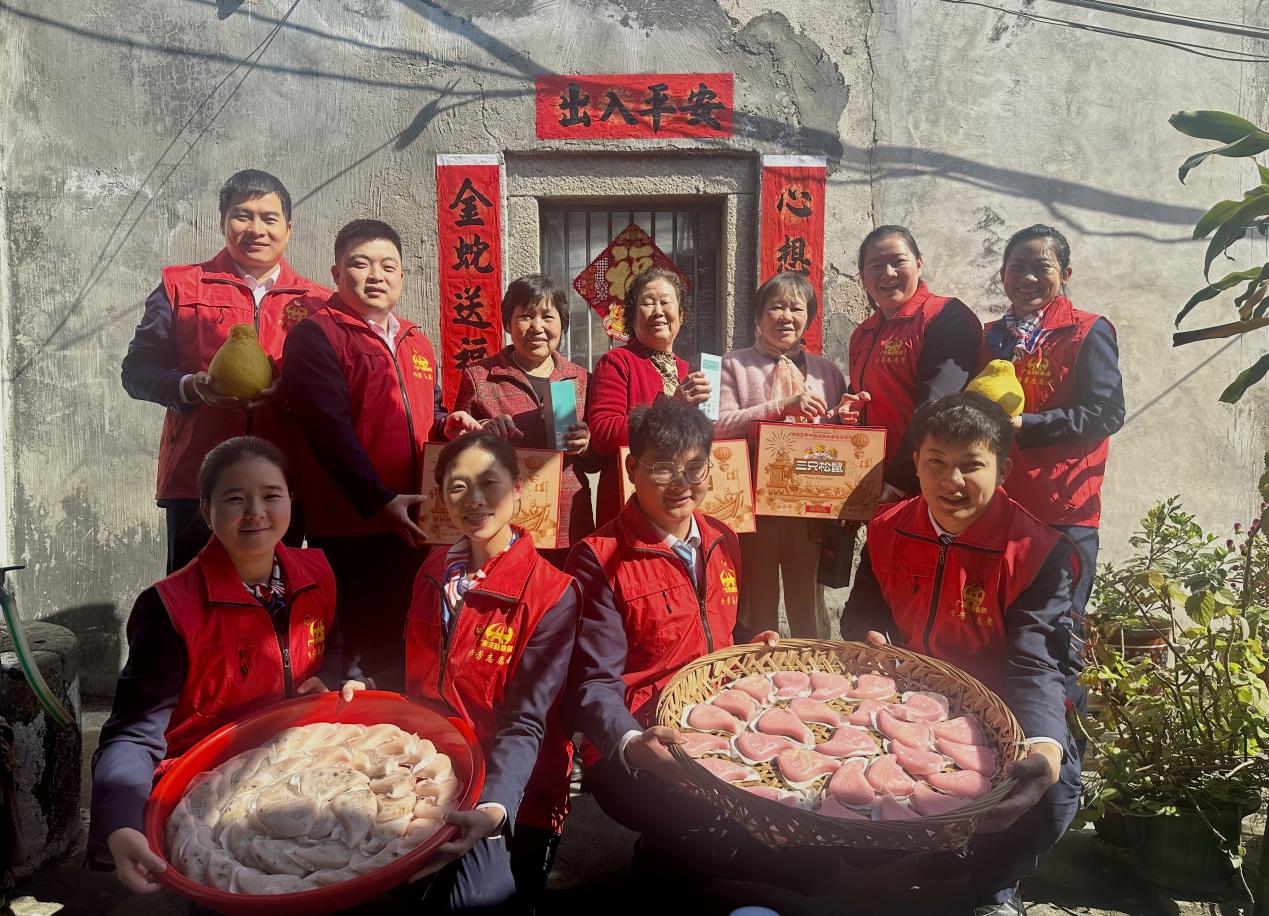 粿香四溢年味浓！汕汾高速志愿者陪独居老人提前备“年货”
