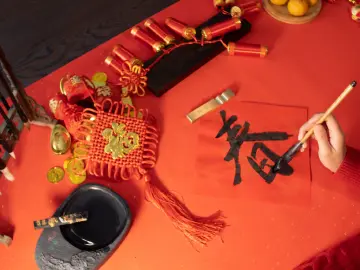 “非遗年”全球圈粉，春节假期首日跨境游火爆开场｜微观察
