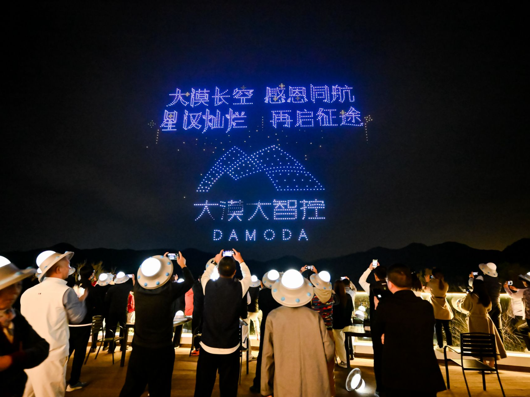 A SHOPPIN’BABY联手深圳大漠大智控用千架无人机“点燃”惠州夜空