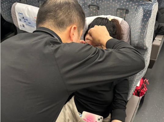 在重庆开往深圳的高铁上，这名宝安医生“出手”了