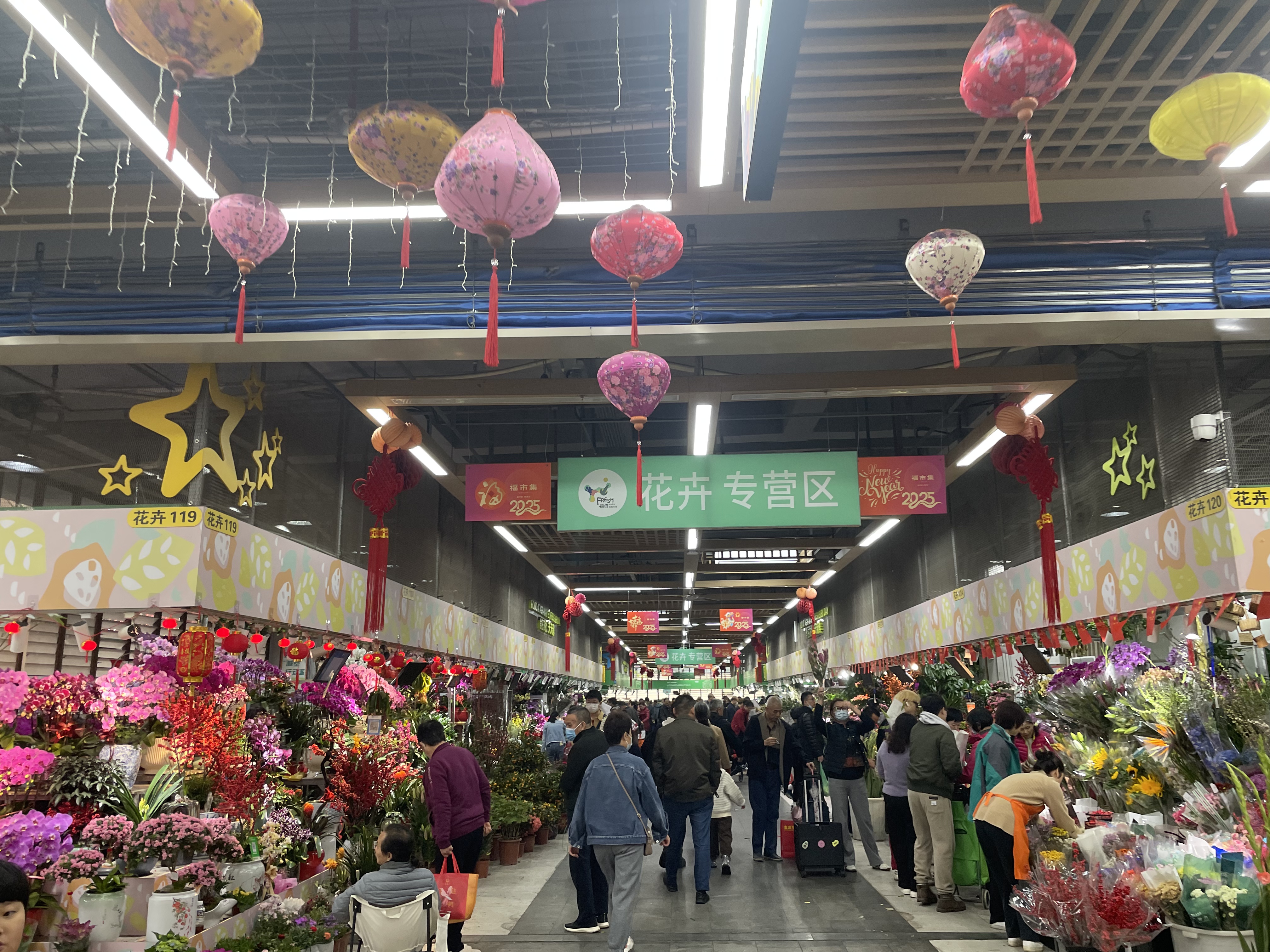 新春走基层 | 福田商超、市集年货足人气旺，风雨降温挡不住市民迎新年的热情