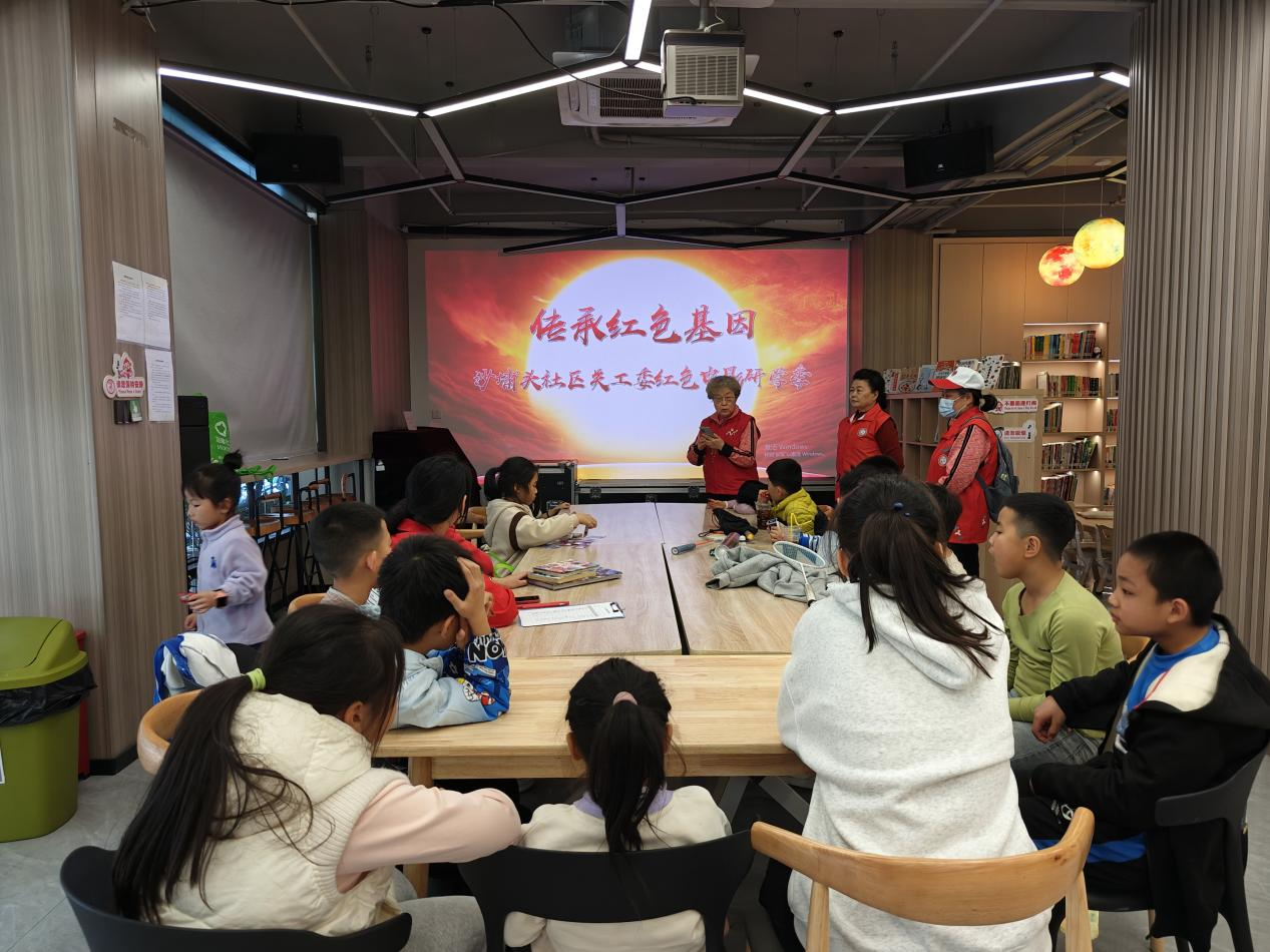 南园街道沙埔头社区启动红色电影研学季，点亮青少年爱国情怀