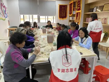 翠宁社区开展腊八蒜制作体验活动