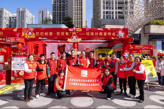 “巳巳如意·芬芬有‘鲤’” 垃圾分类宣传点成为福田区新春花市打卡热点