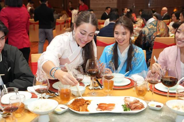 外国友人受邀体验“粤味年夜饭” 王俊涛 摄