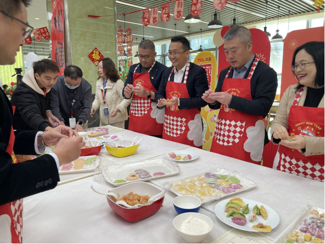 订单爆满赶工正酣  光明区慰问企业留深过年员工