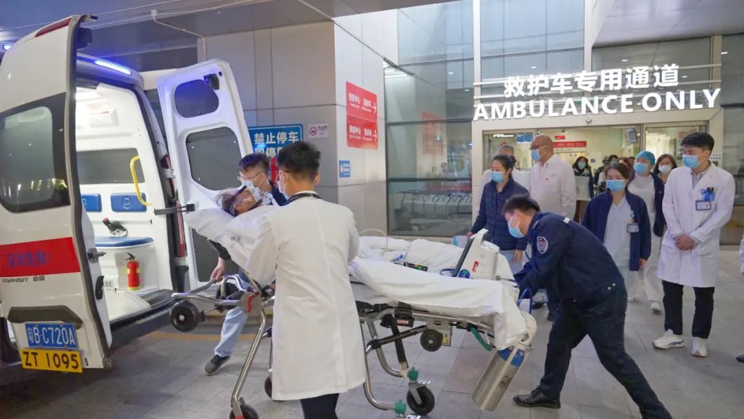 点对点！首辆大湾区跨境直通救护车昨日发出 病人从深圳运至香港医院仅用42分钟