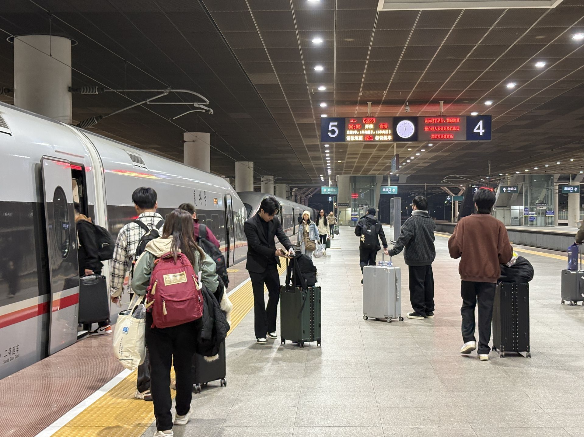 春运前十天到深旅客近300万,来深过大年渐成新春新潮流
