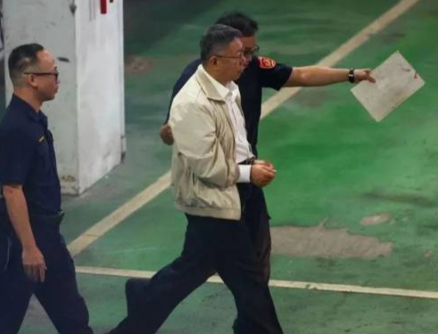 台北地方法院裁定柯文哲等4人羁押禁见