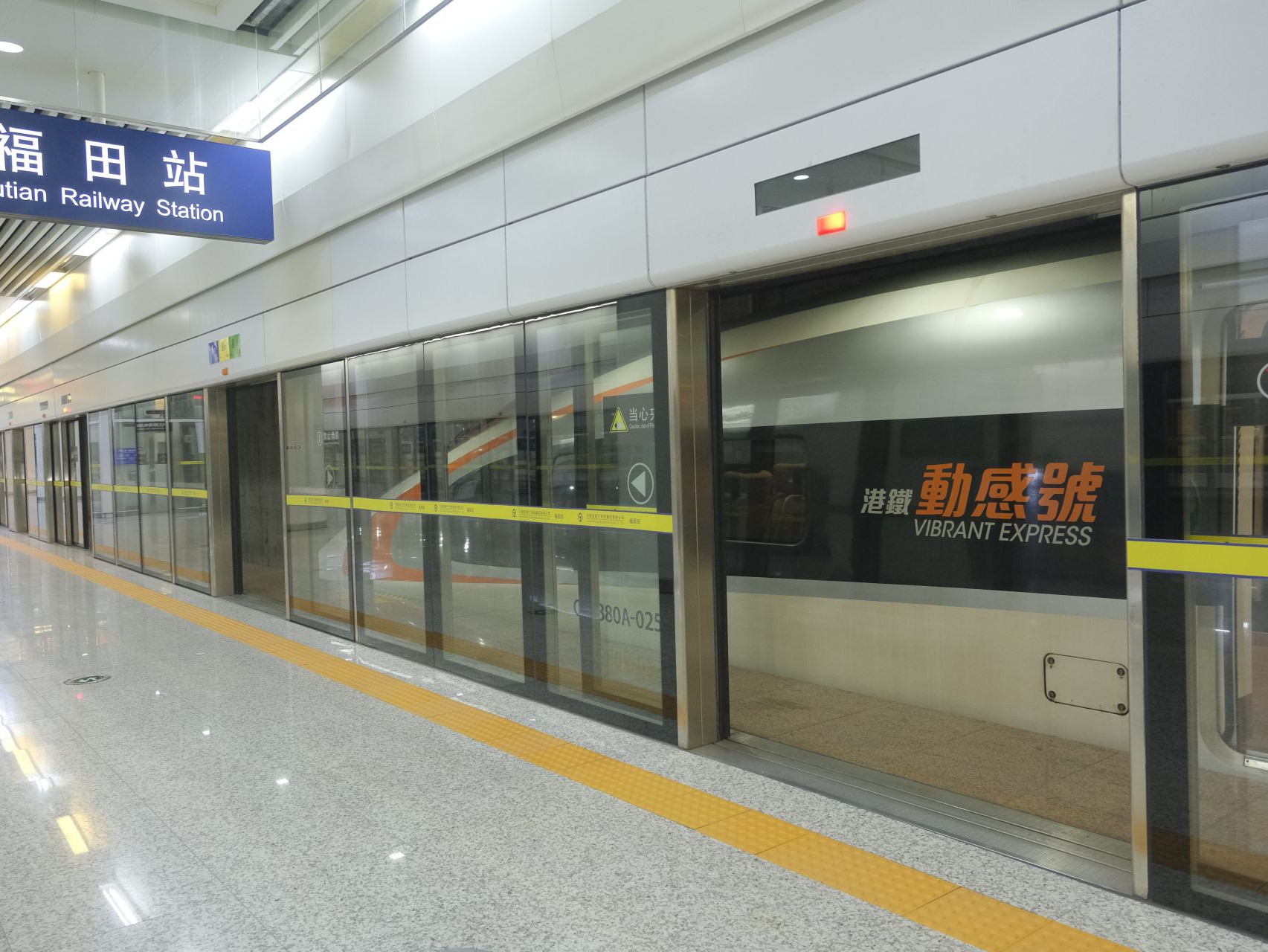 广深港高铁福田至香港段复通两年，有力促进双向奔赴，深港两地年货市场掀热潮