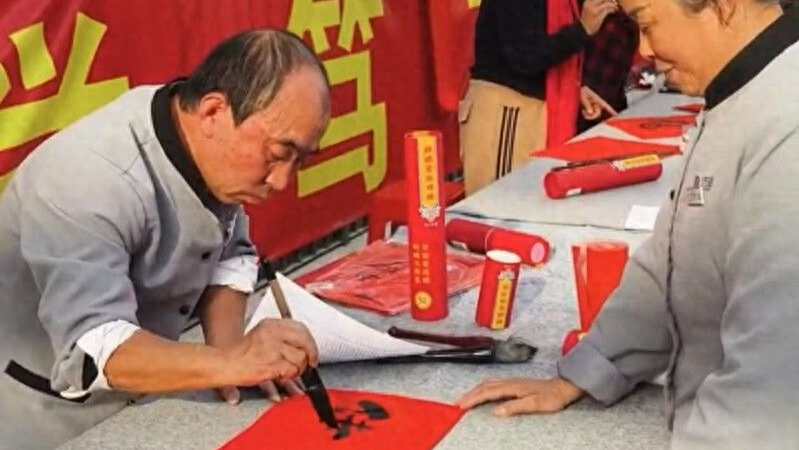 学校保洁大叔放下扫把拿起毛笔写书法 学生：我们有自己的扫地僧！
